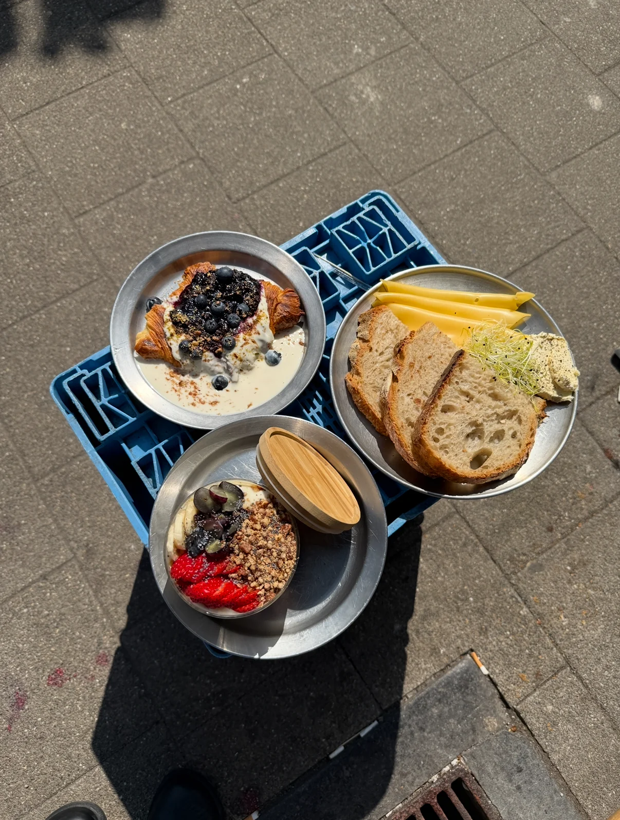Bakker van Bakkerij FUNK toont een versgebakken kaneelrol in de bakkerij
