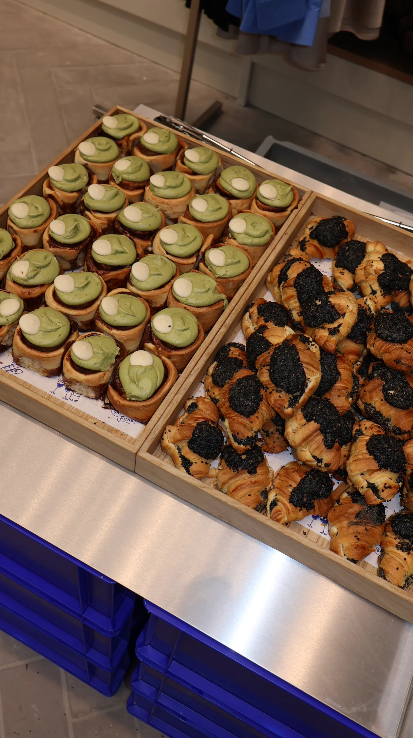 Verse plantbased baksels en broodjes op een schaal, klaar om te serveren