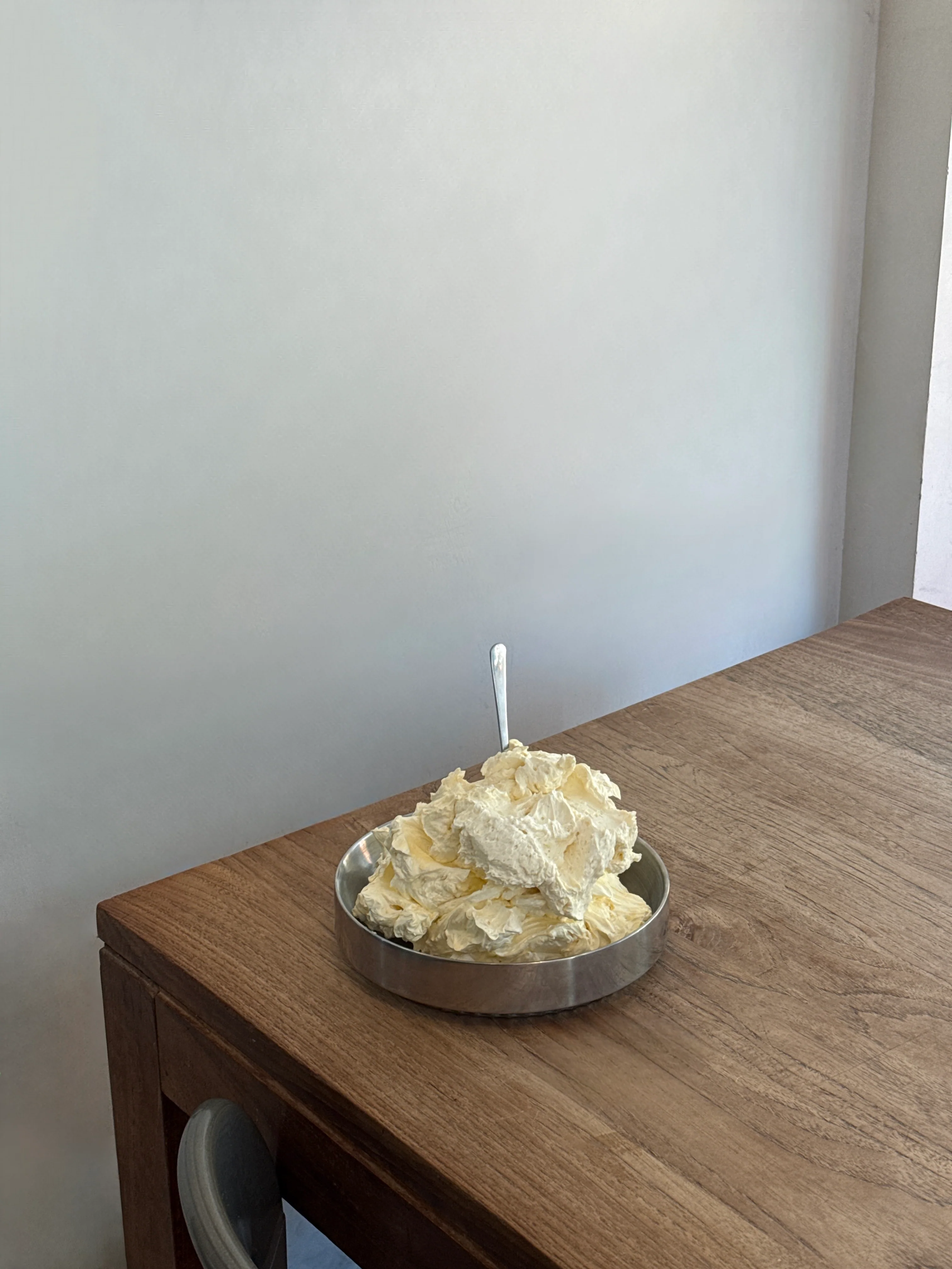 Seizoensgebonden gebak en verse ingrediënten op een houten tafel