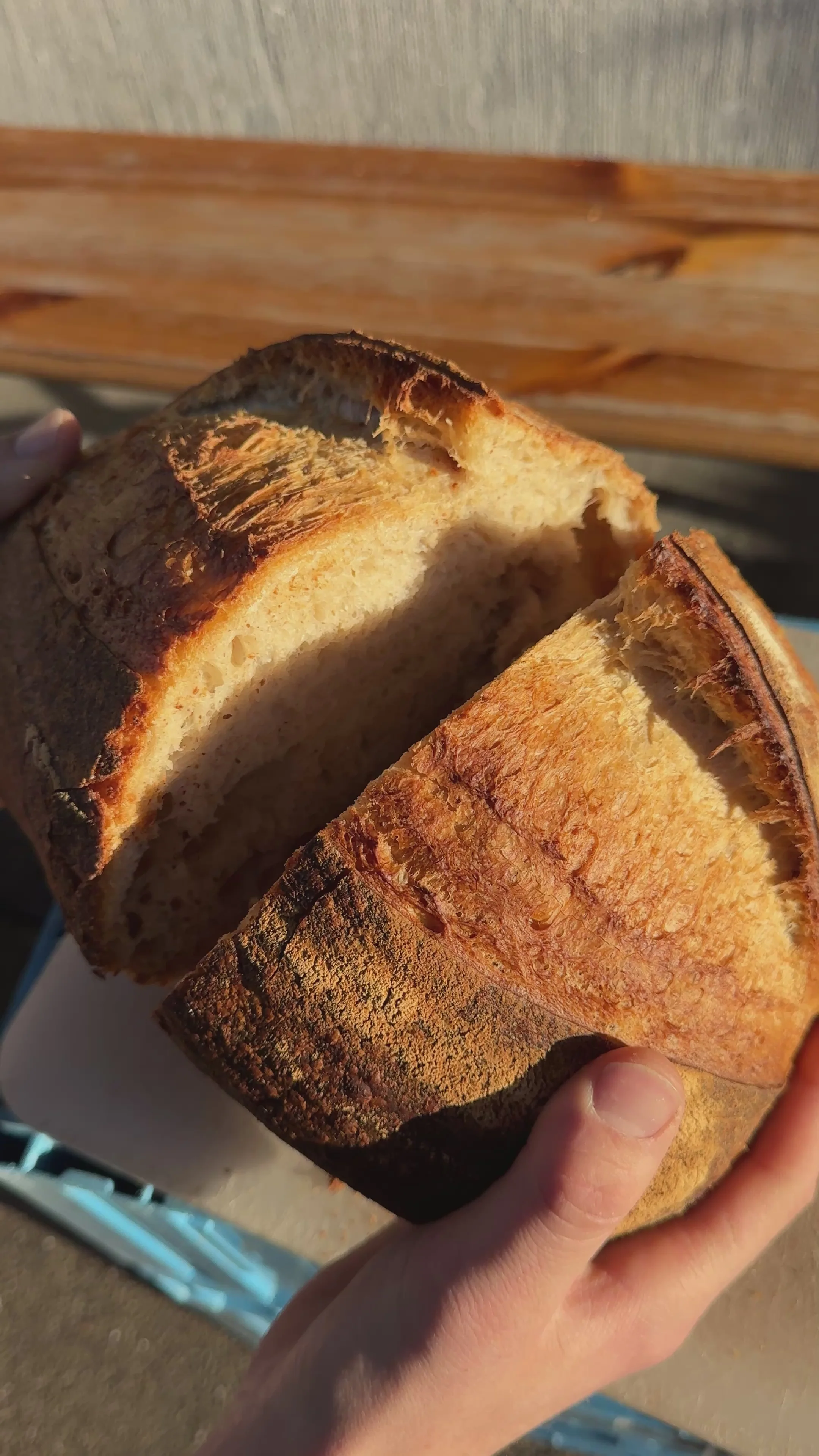 Een groot desembrood met een krakende korst
